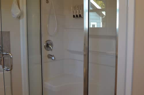 Habitación doble Deluxe, 1 cama King size, patio, vista a la montaña | Baño | Secadora de cabello, batas, toallas, jabón