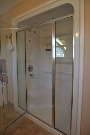 Habitación doble Deluxe, 1 cama King size, patio, vista a la montaña | Baño | Secadora de cabello, batas, toallas, jabón 