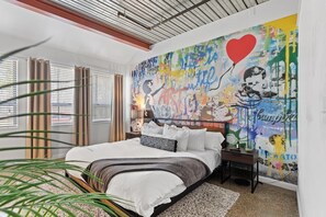 1 間睡房、書桌、熨斗/熨衫板、可攜式嬰兒床