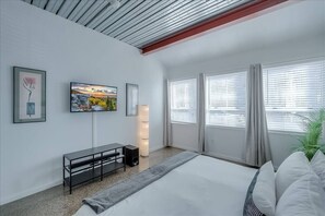 1 dormitorio, escritorio, tabla de planchar con plancha y cuna de viaje