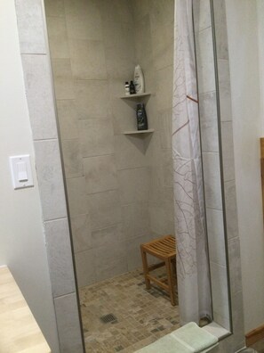 Dusche, Haartrockner, Handtücher, Seife