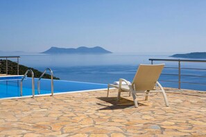An infinity pool with a clear view of the sea and distant islands. - Villa Faneromeni in Lefkada (Lefkada)