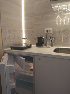 Fridge, stovetop, electric kettle, cookware/dishes/utensils