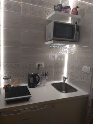 Kjøleskap, kokeplater, vannkoker og kjøkkenutstyr