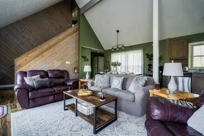 Smart TV, fireplace - Close to Dwntwn! Last Minute SpringBreak 30% Deals w/Hot Tub,Fireplace&Mtn Views (Gatlinburg)