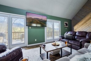Smart TV, fireplace - Close to Dwntwn! Last Minute SpringBreak 30% Deals w/Hot Tub,Fireplace&Mtn Views (Gatlinburg)