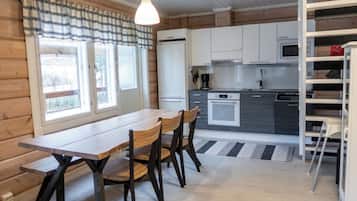 Jääkaappi, mikroaaltouuni, astianpesukone, syöttötuoli