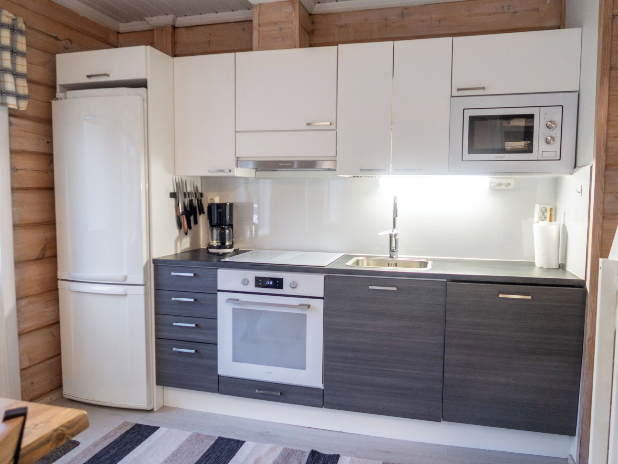 Jääkaappi, mikroaaltouuni, astianpesukone, syöttötuoli