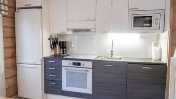 Jääkaappi, mikroaaltouuni, astianpesukone, syöttötuoli