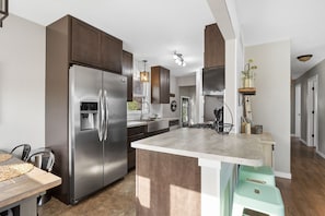 Fridge, microwave, oven, stovetop - Cozy Home away from Home! (Rapid City)