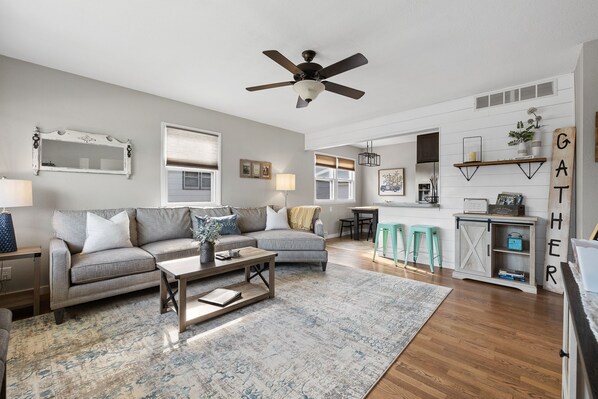 Smart TV, chimenea, libros y estéreo 