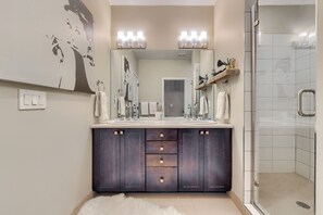 Ensemble douche/baignoire, sĂšche-cheveux, serviettes fournies, savon