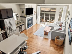Smart TV, fireplace, DVD player, books - Location!! 2 Bedroom Townhouse w/ Rooftop Deck in LoHi (Denver)
