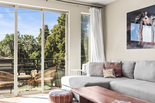 Smart-TV, Kamin, DVD-Player, BĂŒcher