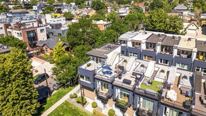 Un quartier résidentiel avec des maisons modernes, dont certaines sont dotées de terrasses sur le toit et de balcons.