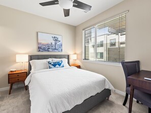 2 habitaciones, escritorio y tabla de planchar con plancha 