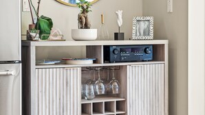 Une cuisine moderne dotée d’un réfrigérateur encastré, d’un plan de travail blanc et d’un meuble en bois situé en dessous.