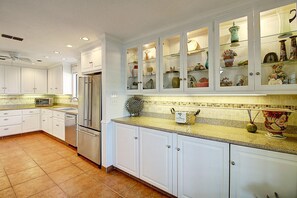 Fridge, microwave, oven, stovetop - 3 Bedroom Waterfront home with Pool and boat dock (Rockport)