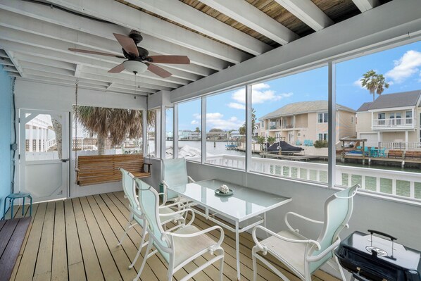 Outdoor dining - 3 Bedroom Waterfront home with Pool and boat dock (Rockport)
