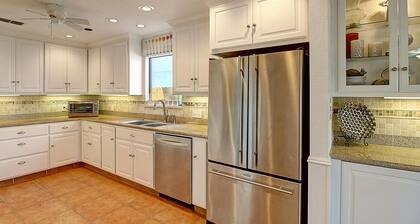 3 Bedroom Waterfront home with Pool and boat dock