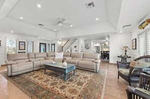 Smart TV, fireplace, books - 3 Bedroom Waterfront home with Pool and boat dock (Rockport)