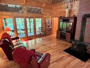 Smart-TV, Kamin, DVD-Player, Bücher