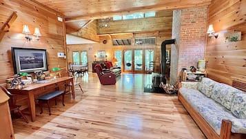 Smart-TV, Kamin, DVD-Player, Bücher