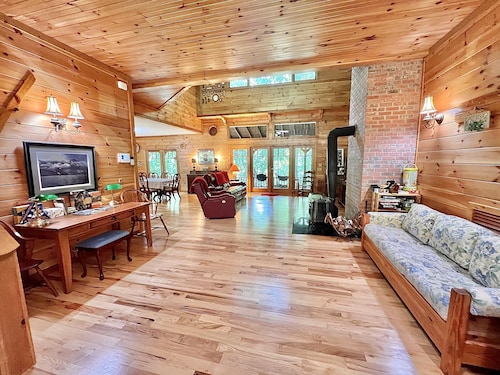 RAFT OCOEE & Relax in HOT TUB @THIS CABIN   Awesome FISHING from this Property.