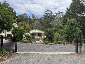 Exterior - Detached Apartment plus breakfast - historic and elegant (Upwey)