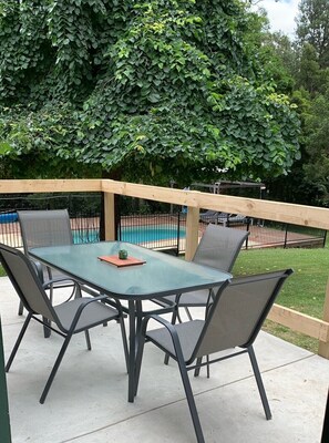 Outdoor dining - Detached Apartment plus breakfast - historic and elegant (Upwey)