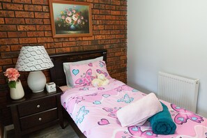 2 bedrooms, iron/ironing board, travel cot, WiFi - Detached Apartment plus breakfast - historic and elegant (Upwey)