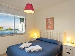 2 bedrooms, iron/ironing board, Internet, bed sheets - Modern Mediterranean Style Steps From the Beach (Miami Platja)