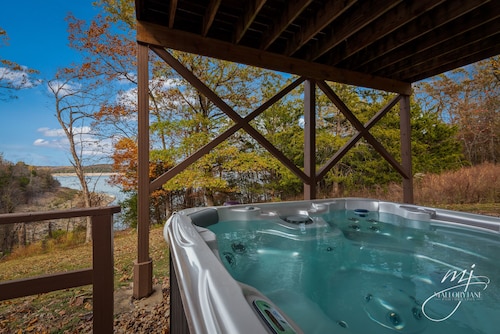 🌊Lakefront Hot Tub🛶Kayaks🔥Firepit🏖️Nature Lovers🦅Peaceful waterfront deck