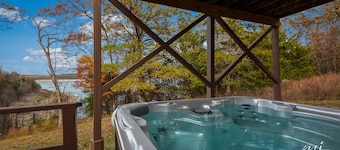 🌊Lakefront Hot Tub🛶Kayaks🔥Firepit🏖️Nature Lovers🦅Peaceful waterfront deck