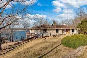 Exterior - 🌊Lakefront Hot Tub🛶Kayaks🔥Firepit🏖️Nature Lovers🦅Peaceful waterfront deck (Bull Shoals)