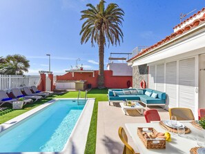 Unclassified image, 3 of 54, button