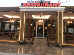 Se sirven desayunos, almuerzos y cenas; con vista al jardín