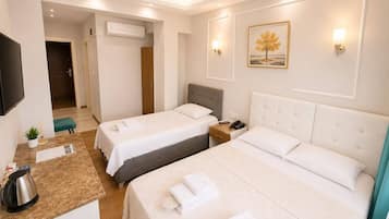 Habitación Confort con 1 cama doble o 2 individuales | Ropa de cama de alta calidad, minibar, escritorio