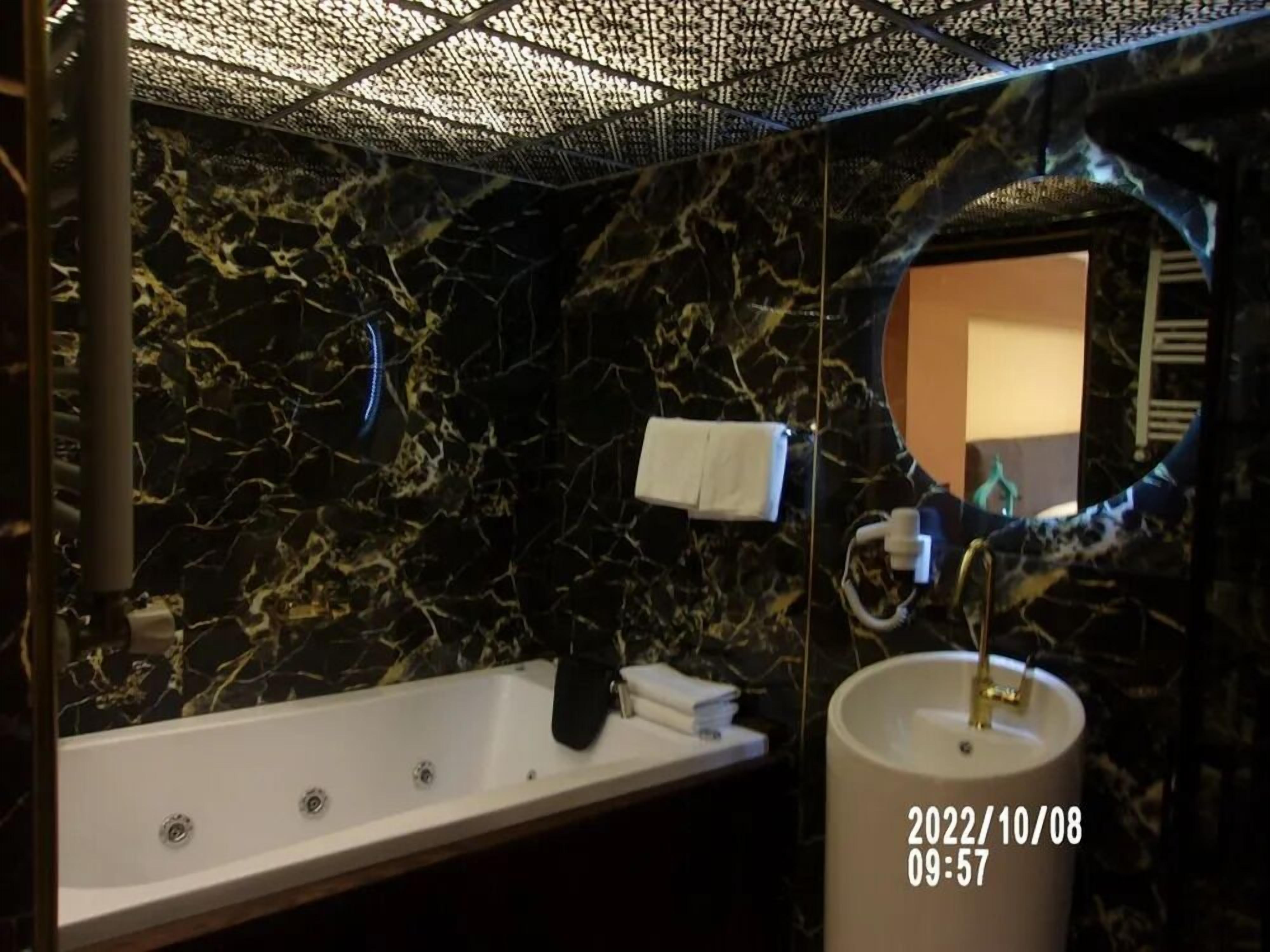 Hulu semburan hidrourut, kelengkapan dandanan diri berjenama 