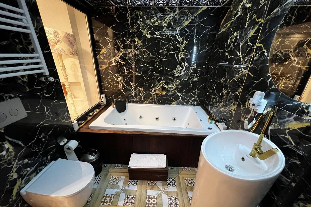 Hydromassagedusche, Designer-Toilettenartikel, Haartrockner, Bademäntel