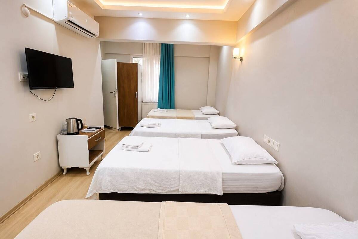 Habitación cuádruple estándar, vistas al jardín | Ropa de cama de alta calidad, minibar, escritorio