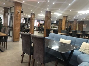 Se sirven desayunos, almuerzos y cenas; con vista al jardín