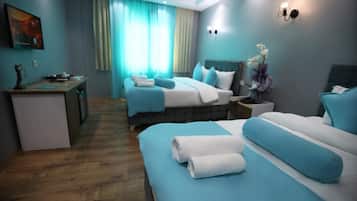 Habitación estándar, vista a la montaña | Ropa de cama de alta calidad, minibar y decoración personalizada