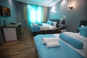 Ropa de cama de alta calidad, minibar y decoración personalizada