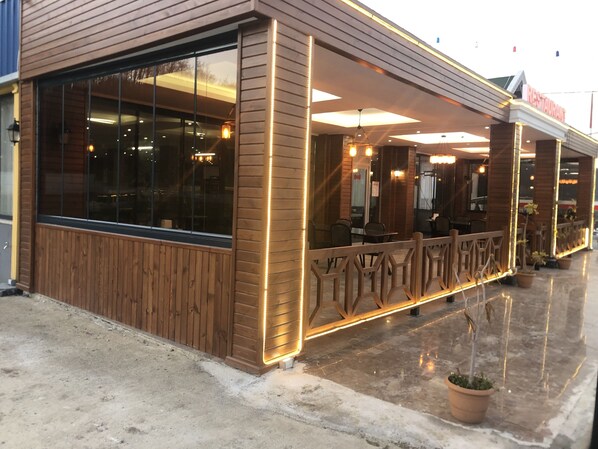 Se sirven desayunos, almuerzos y cenas; con vista al jardín