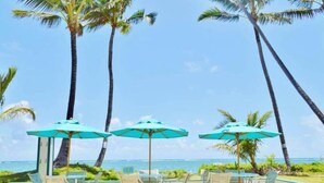 Outdoor dining - Luxury Beachfront Condo with Ocean View (Hauula)
