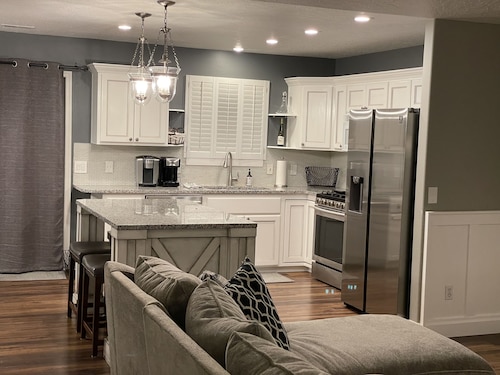 4 bed 2 bath Sleeps 8-9 people. Centrally located