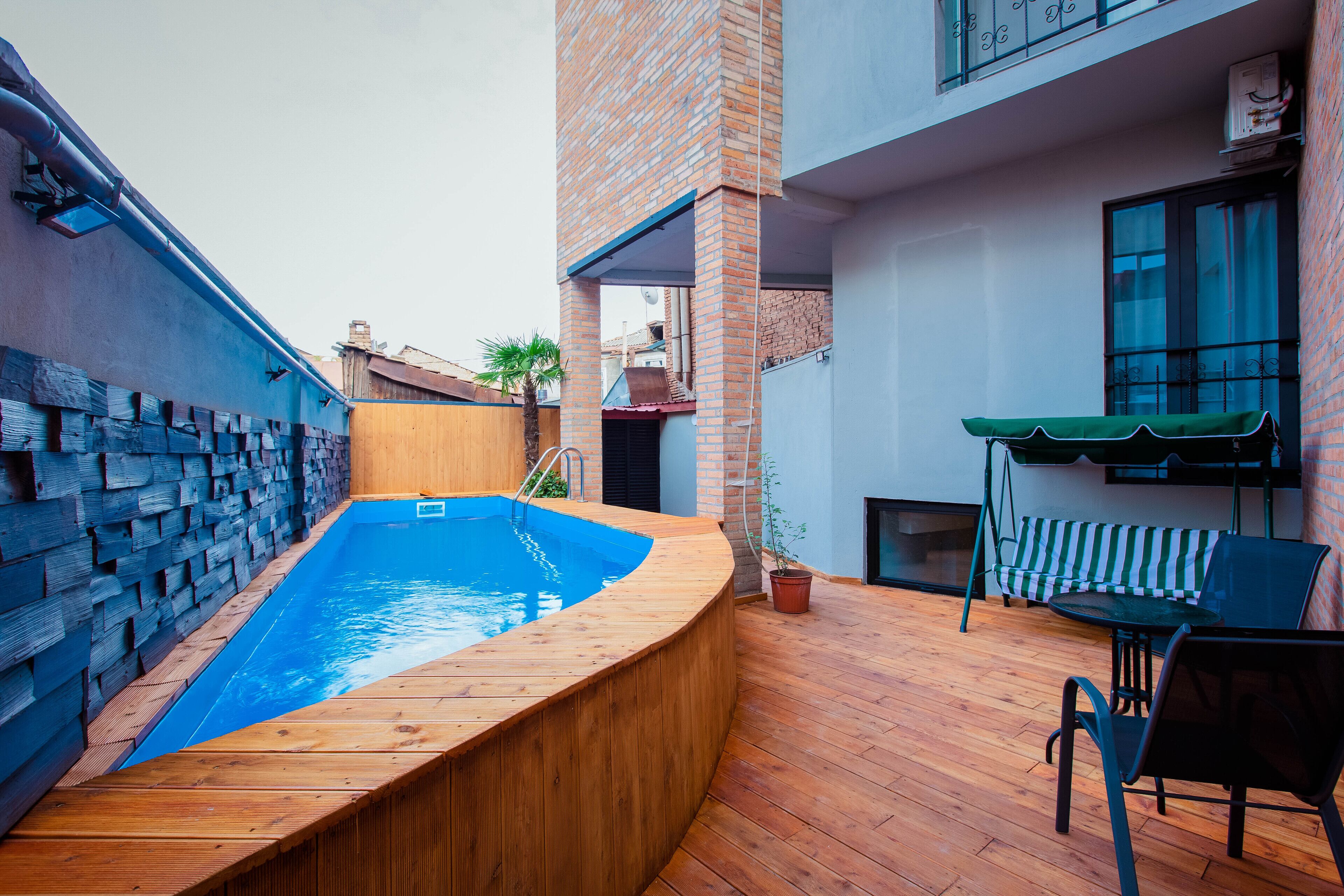Una piscina al aire libre de temporada