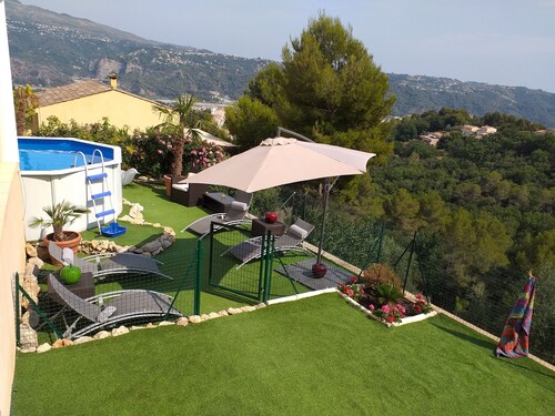 Superbe appartement dans Villa avec vue panoramique  sur la mer et les collines.