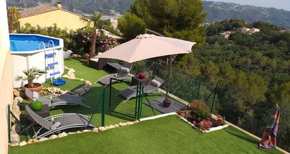 Superbe appartement dans Villa avec vue panoramique sur la mer et les collines.